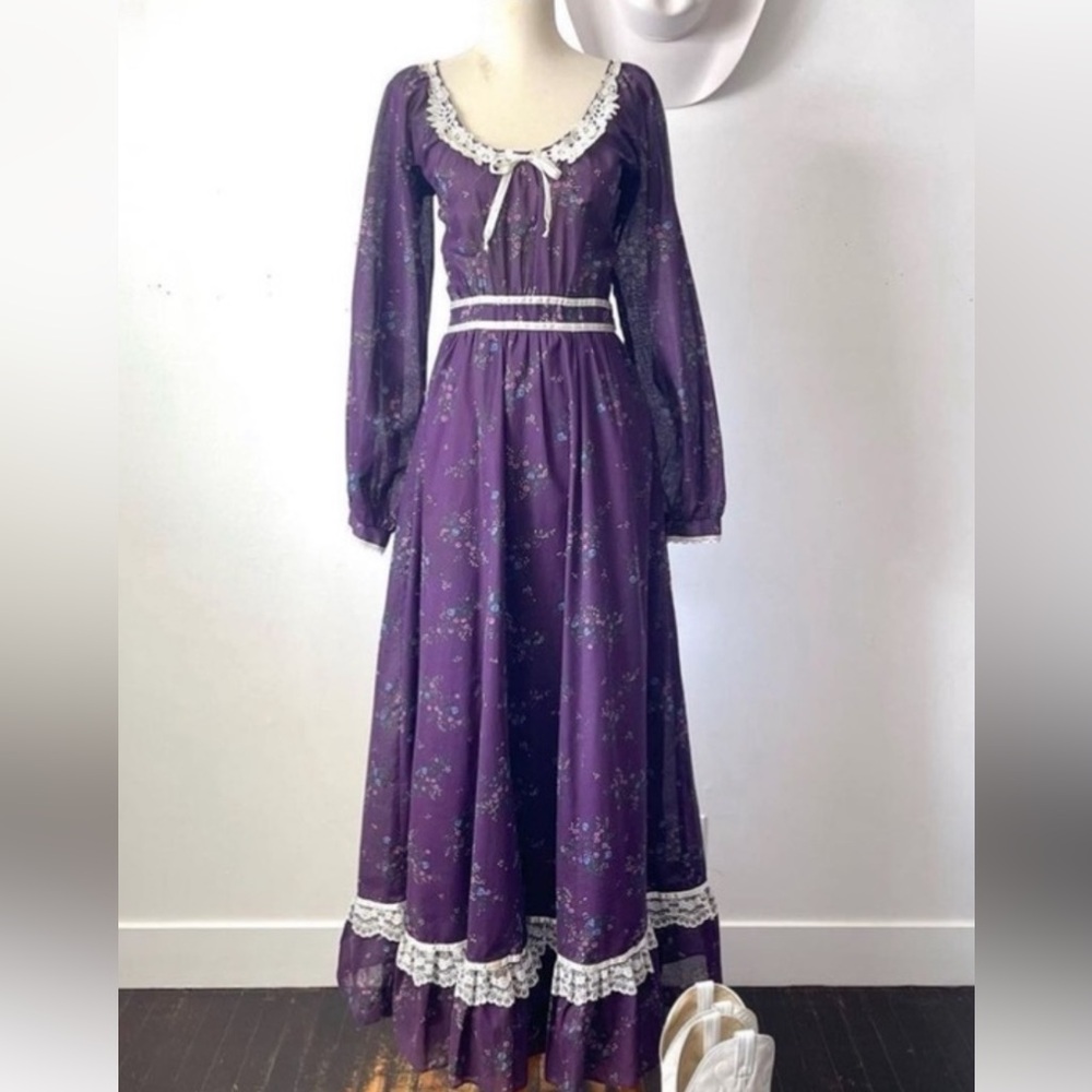 Vintage 1970’s Gunne Sax Violet & White Floral Long Sleeve Dress Size 9/Small